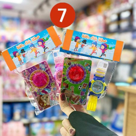 ساعة مع لعبة ( الساعة بدون ارقام غالبا )